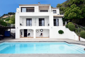 Villa luxueuse moderne avec piscine & récemment rénovée, vue mer exceptionnelle!